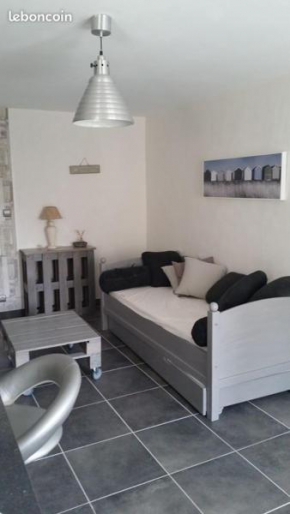 Maisonnette rénovée proche plage et commerce. WIFI. Literie neuve